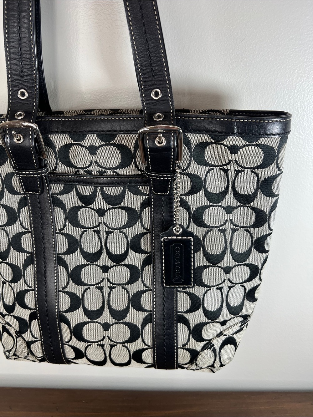 Vintage Coach Hamptons Signature tote bag in black and gray - Picture 2 of 6